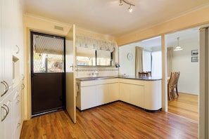 Private kitchen - THE GREENERY Castlemaine- whole house comfort + extensive gardens -dog friendly (Castlemaine)
