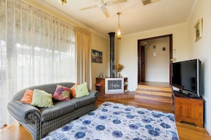 Living area - THE GREENERY Castlemaine- whole house comfort + extensive gardens -dog friendly (Castlemaine)