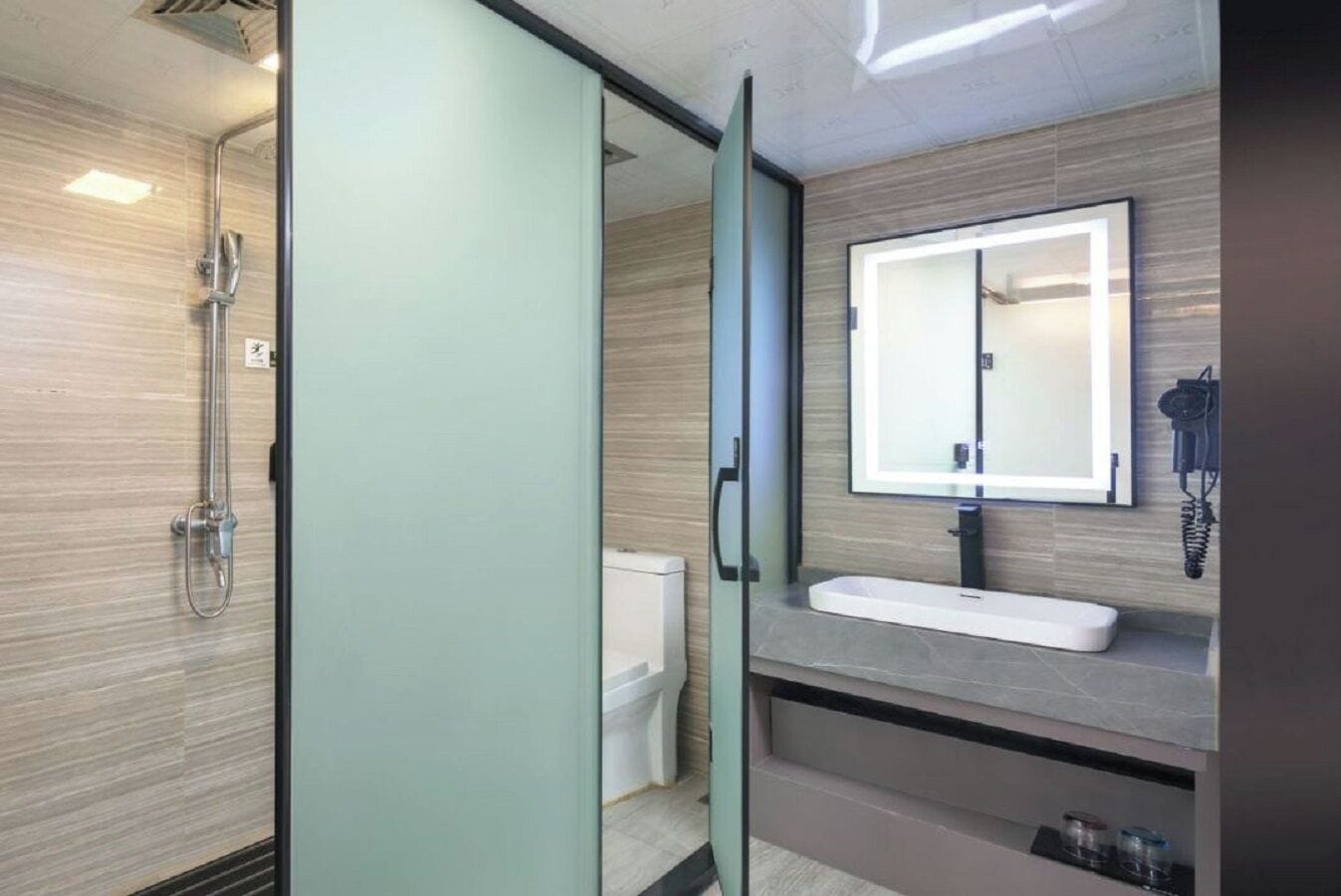 Quarto casal standard | Banheiro | Chuveiro, chuveiro com efeito de chuva, produtos de toalete grátis 