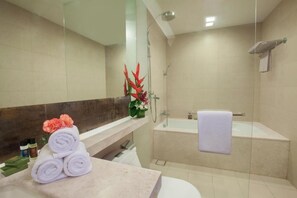 Badewanne, Haartrockner, Handtücher, Shampoo