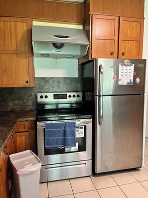 Cafetera y tetera, refrigerador, microondas y horno