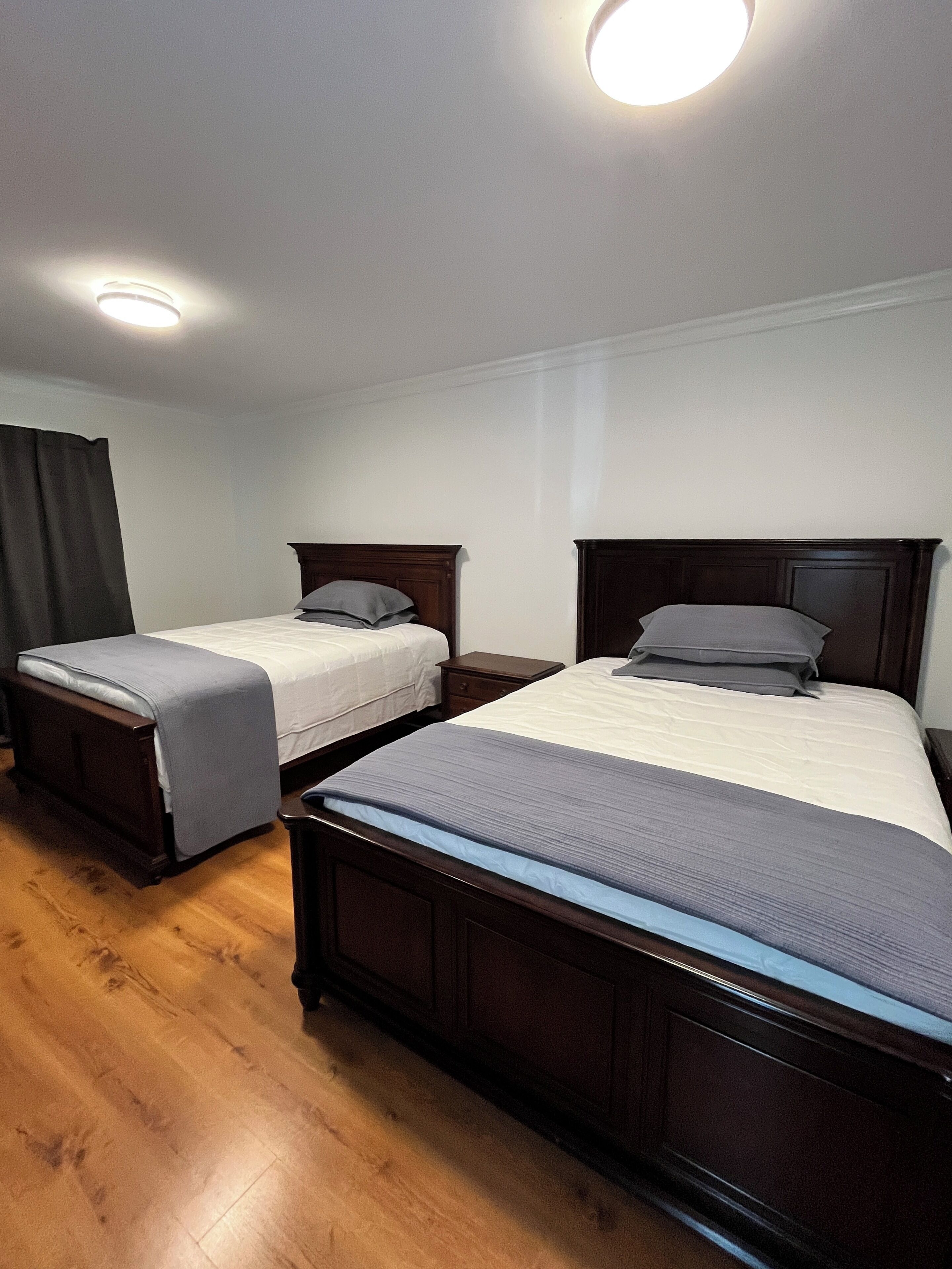 4 bedrooms, desk, WiFi (free), bed sheets