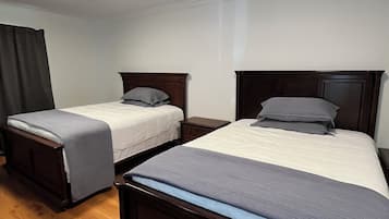 4 bedrooms, desk, WiFi (free), bed sheets