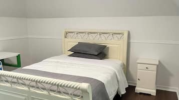 4 bedrooms, desk, free WiFi, bed sheets