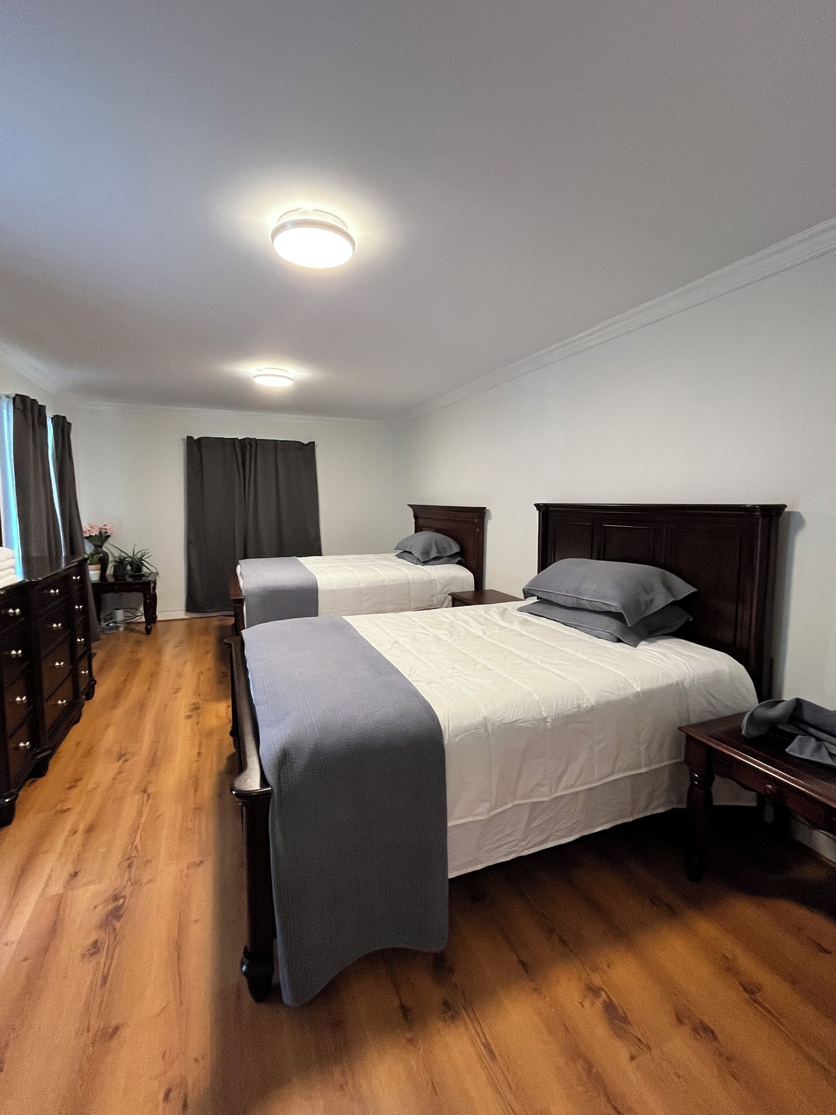 4 bedrooms, desk, WiFi (free), bed sheets