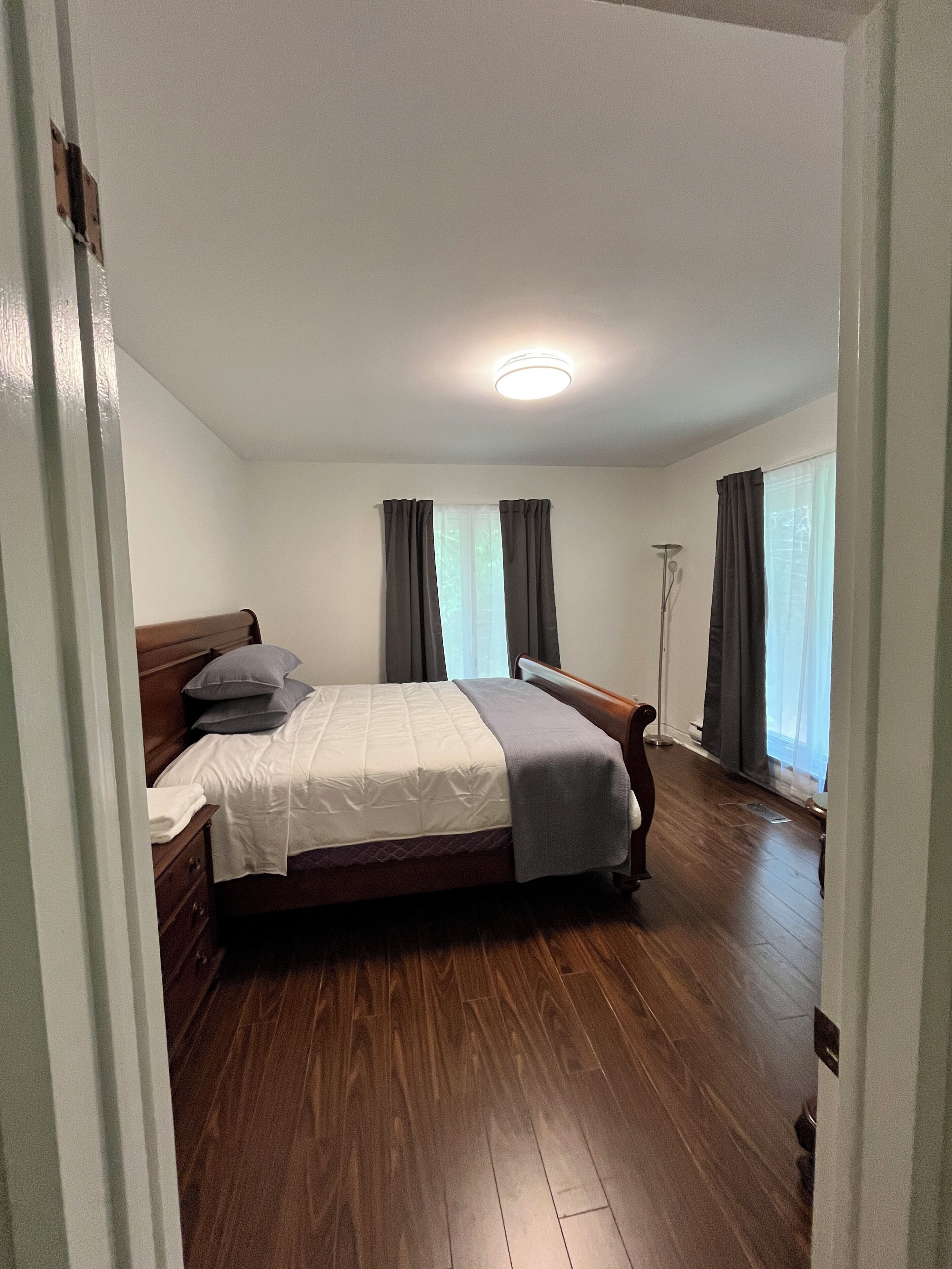 4 bedrooms, desk, WiFi (free), bed sheets