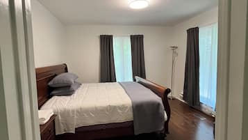 4 bedrooms, desk, WiFi (free), bed sheets
