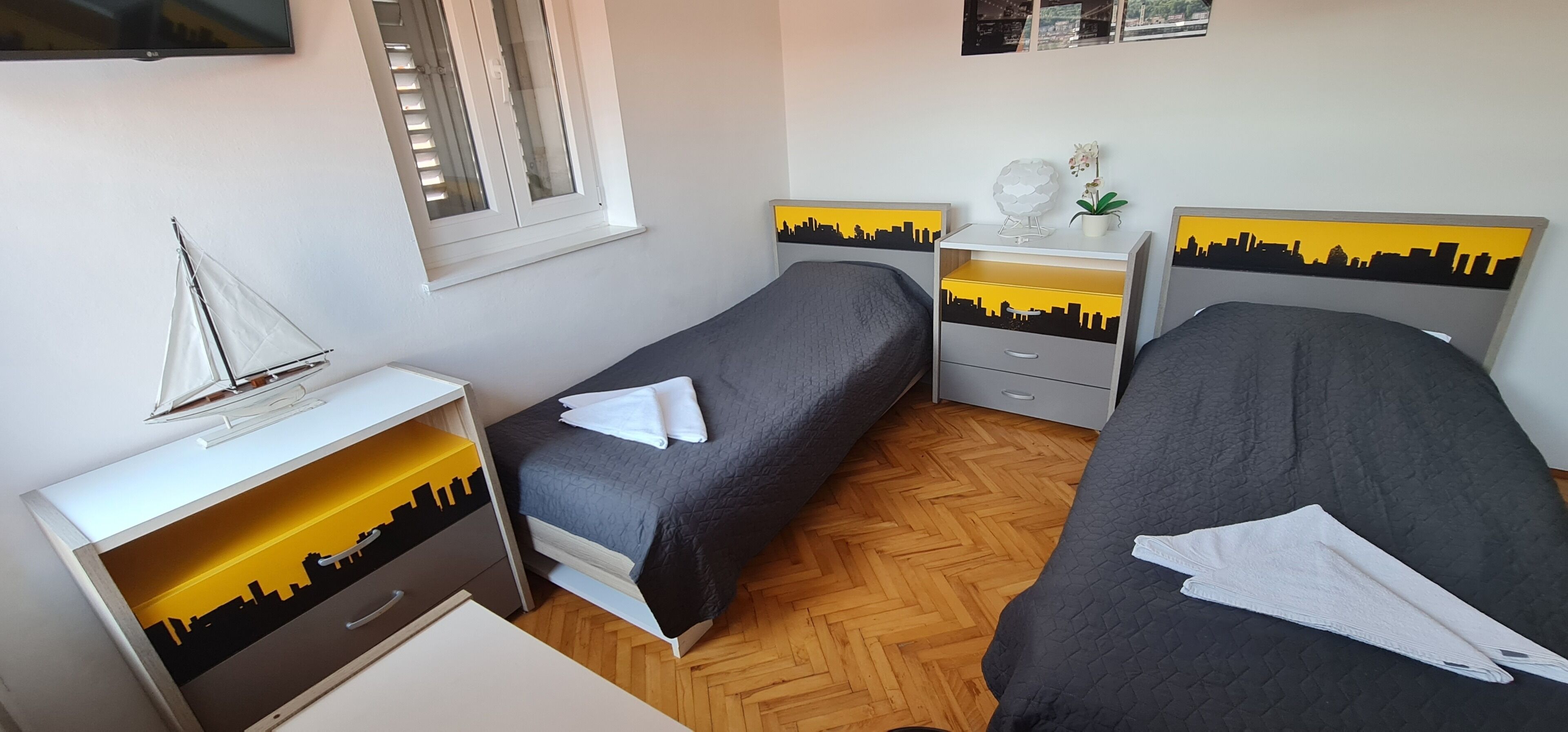 Iron/ironing board, WiFi, bed sheets