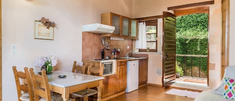 Leilighet, 2 soverom, balkong, hageutsikt | Spisestue