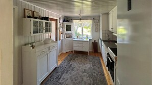 Kaffe- och tebryggare, kylskåp, mikrovågsugn och spishäll