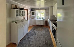 Coffee/tea maker, fridge, microwave, stovetop