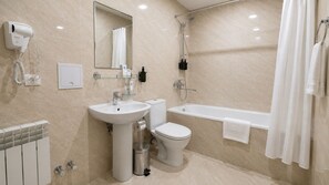 Bathtub, perlengkapan mandi gratis, pengering rambut, dan sandal