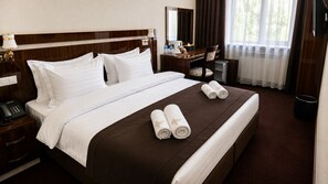 Kamar Double atau Twin Standar, pemandangan kota | Brankas, meja kerja, ruang kerja ramah laptop, dan tirai kedap cahaya
