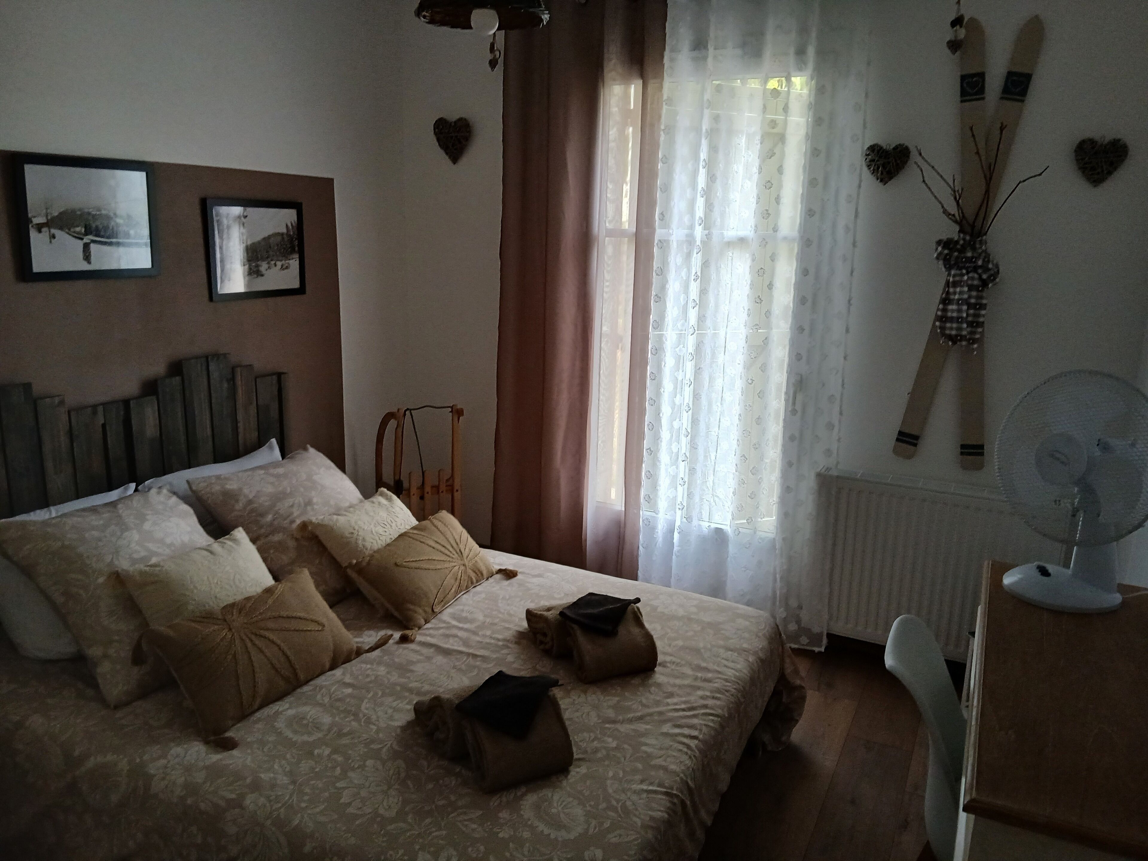 3 bedrooms, desk, iron/ironing board, travel cot