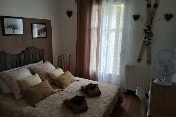 3 bedrooms, desk, iron/ironing board, travel cot