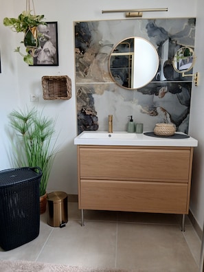 Een douche, een haardroger, handdoeken, toiletpapier