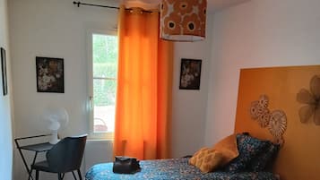 3 slaapkamers, een bureau, een strijkplank/strijkijzer, reisbedje