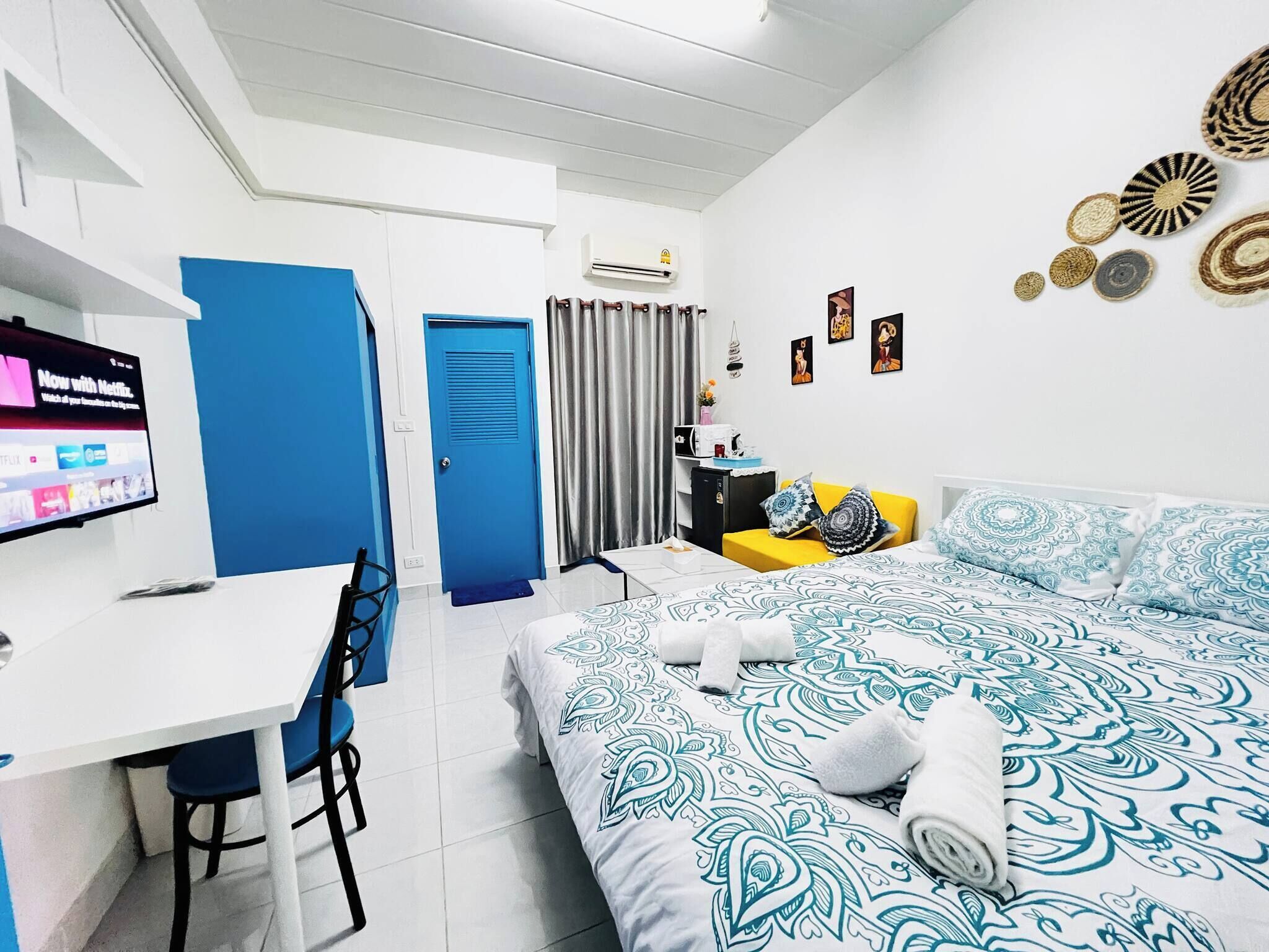 Iron/ironing board, internet, bed sheets