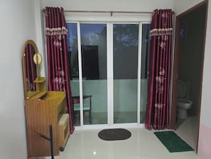 Quarto solteiro, vista para a colina | Escrivaninha, cortinas blackout, quartos à prova de som