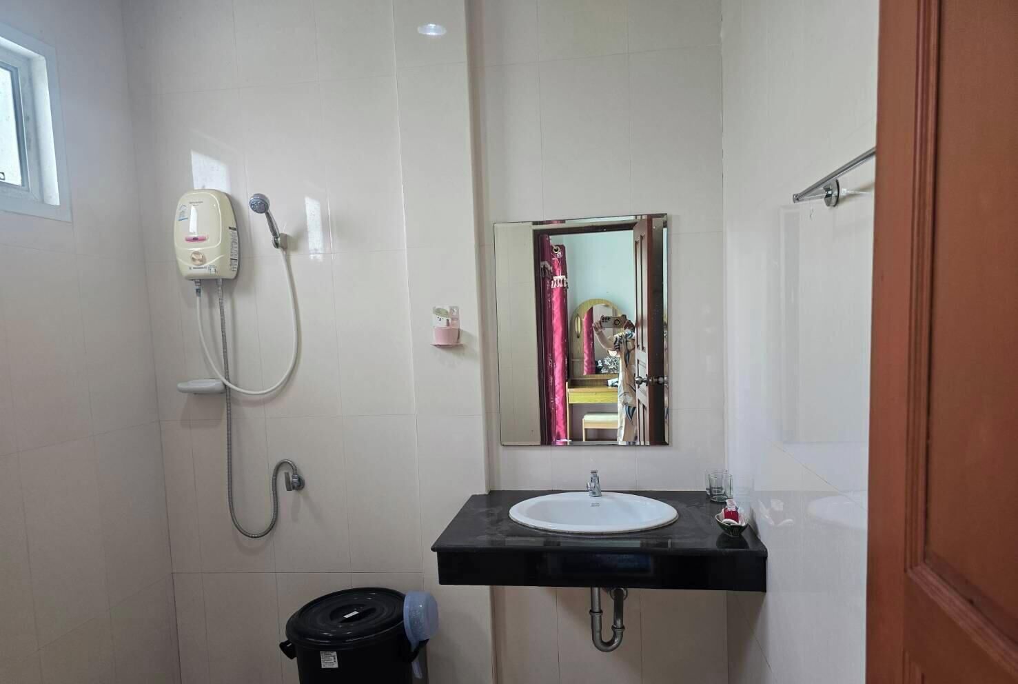 Kamar Deluks, pemandangan taman | Kamar mandi | Shower, pengering rambut, handuk, dan sabun