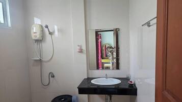Kamar Deluks, pemandangan taman | Kamar mandi | Shower, pengering rambut, handuk, dan sabun
