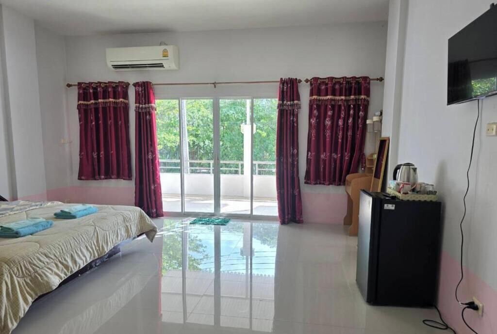 Deluxe Room, Park View | Desk, blackout drapes, soundproofing, WiFi (free)
