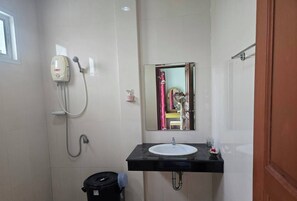 ห้องดีลักซ์, วิวสวนสาธารณะ | ห้องน้ำ | ฝักบัว, ไดร์เป่าผม, ผ้าเช็ดตัว, สบู่