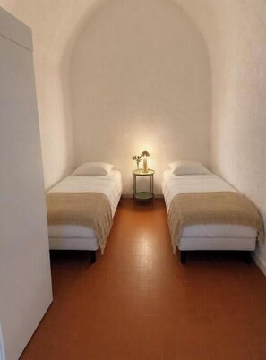 4 bedrooms, WiFi, bed sheets - Charming house—4 bedrooms and 2 terraces. (Lumio)