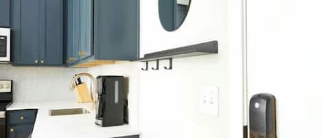 Cafetera y tetera, refrigerador, microondas y horno