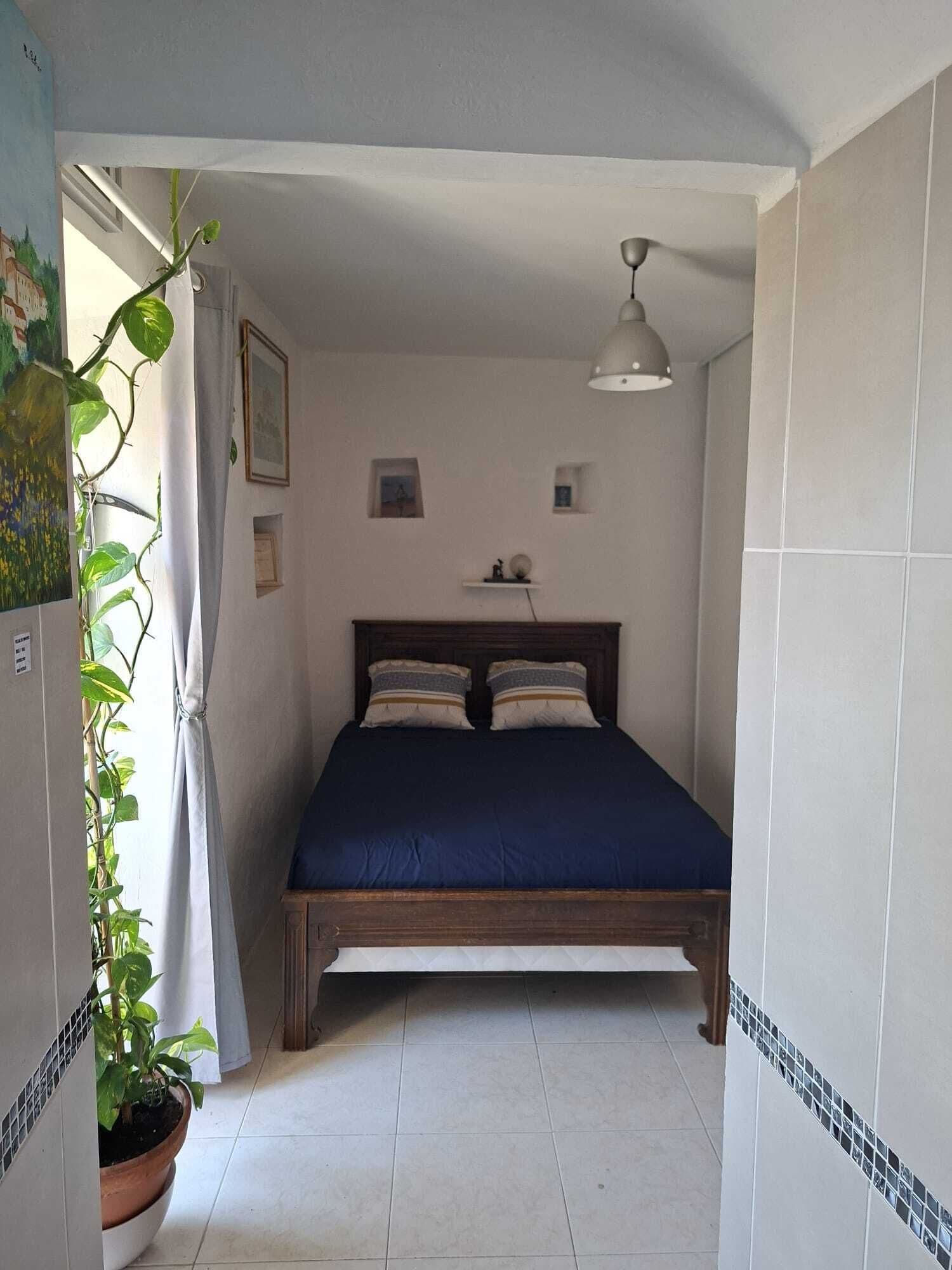 1 chambre, bureau, fer et planche à repasser, Wi-Fi gratuit