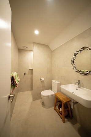 Bathroom - Rosemoore Loft House in Mosman Park (Mosman Park)