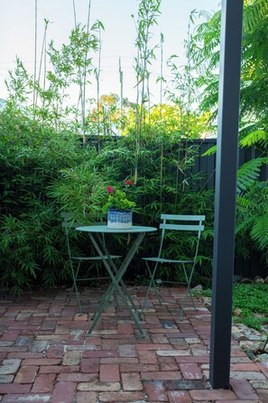 Outdoor dining - Rosemoore Loft House in Mosman Park (Mosman Park)