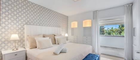 4 bedrooms, iron/ironing board, internet, bed sheets