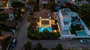 Zona residencial con piscina, varias casas y una calle.