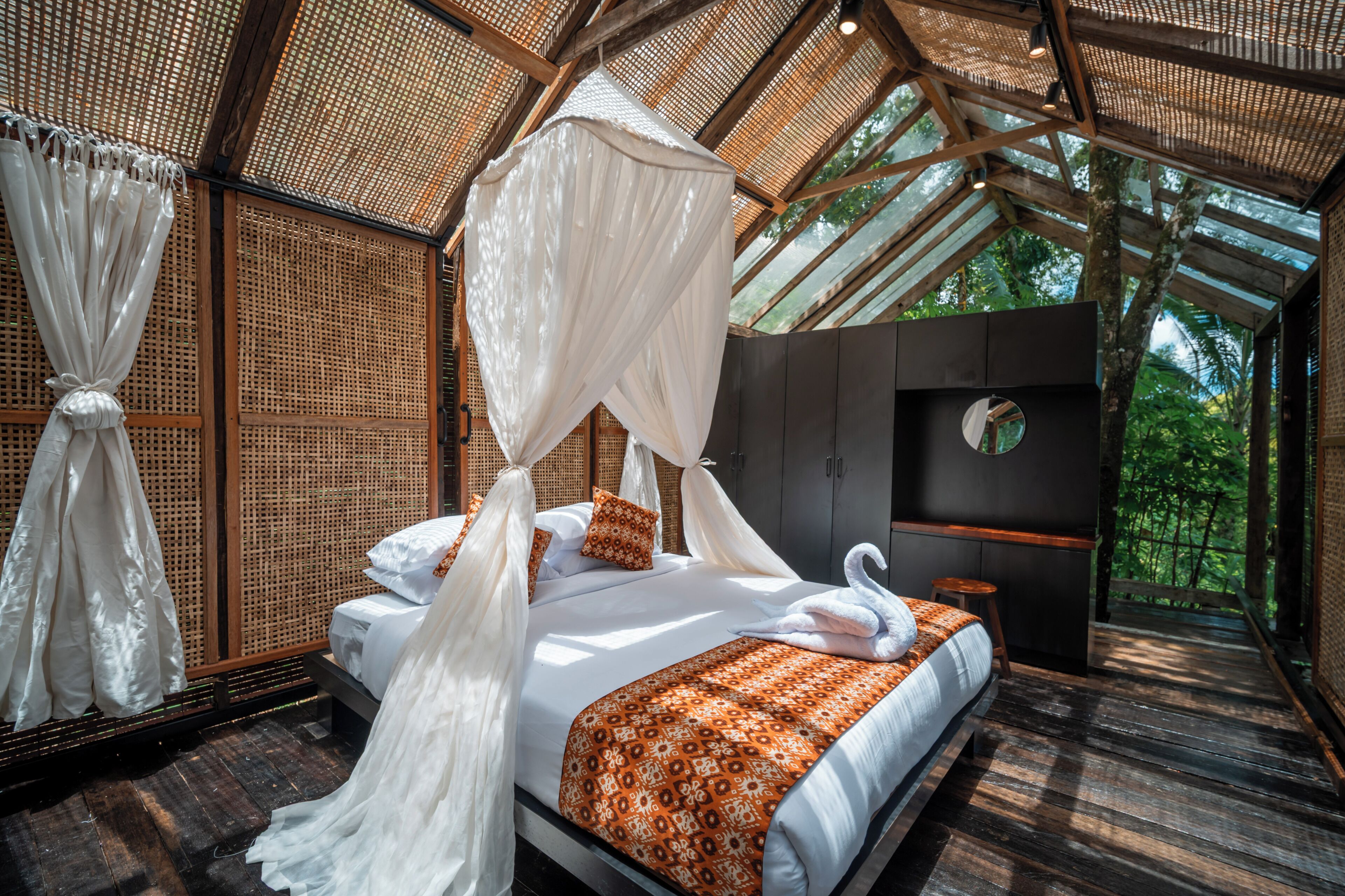 A room with a bed, canopy, and a view of the outdoors. - Oak House Sidemen (Sidemen)