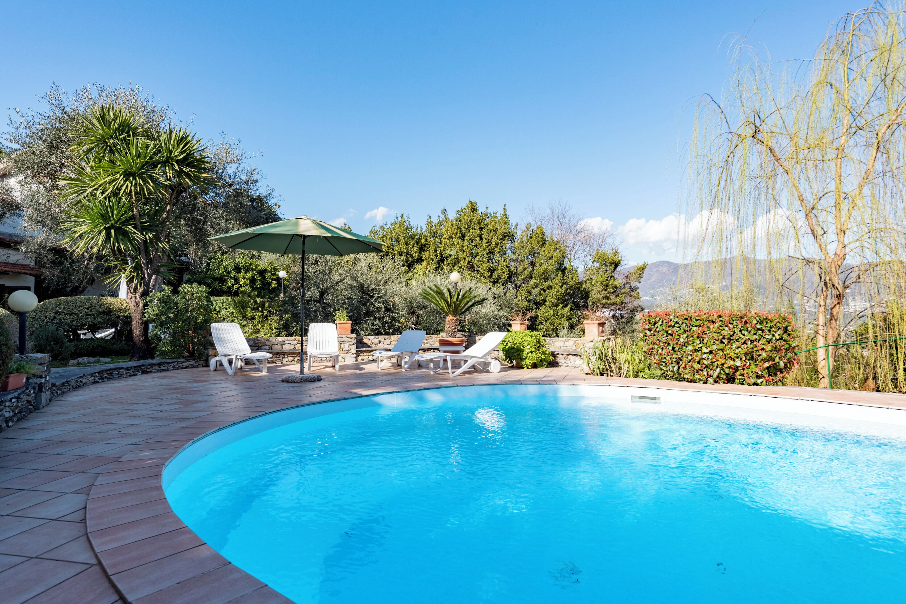 Piscina externa, guarda-sóis, espreguiçadeiras