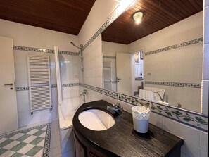 Biệt thự Superior, quang cảnh vườn | Phòng tắm | Đồ dùng nhà tắm miễn phí, máy sấy tóc, khăn tắm, xà phòng 
