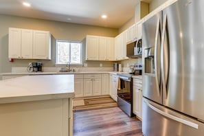 Coffee/tea maker, fridge, microwave, stovetop - Inside Yosemite: Peaceful Foresta Retreat (Yosemite National Park)