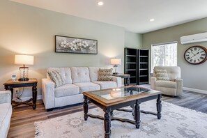 TV, fireplace - Inside Yosemite: Peaceful Foresta Retreat (Yosemite National Park)