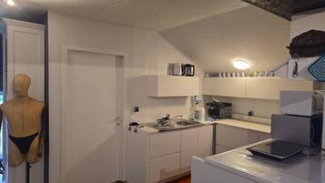 Coffee/tea maker, fridge, microwave, oven