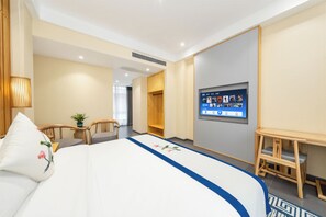 Blackout curtains, soundproofing, iron/ironing board (on request) - bdgjgylzybgzd (Liuzhou)