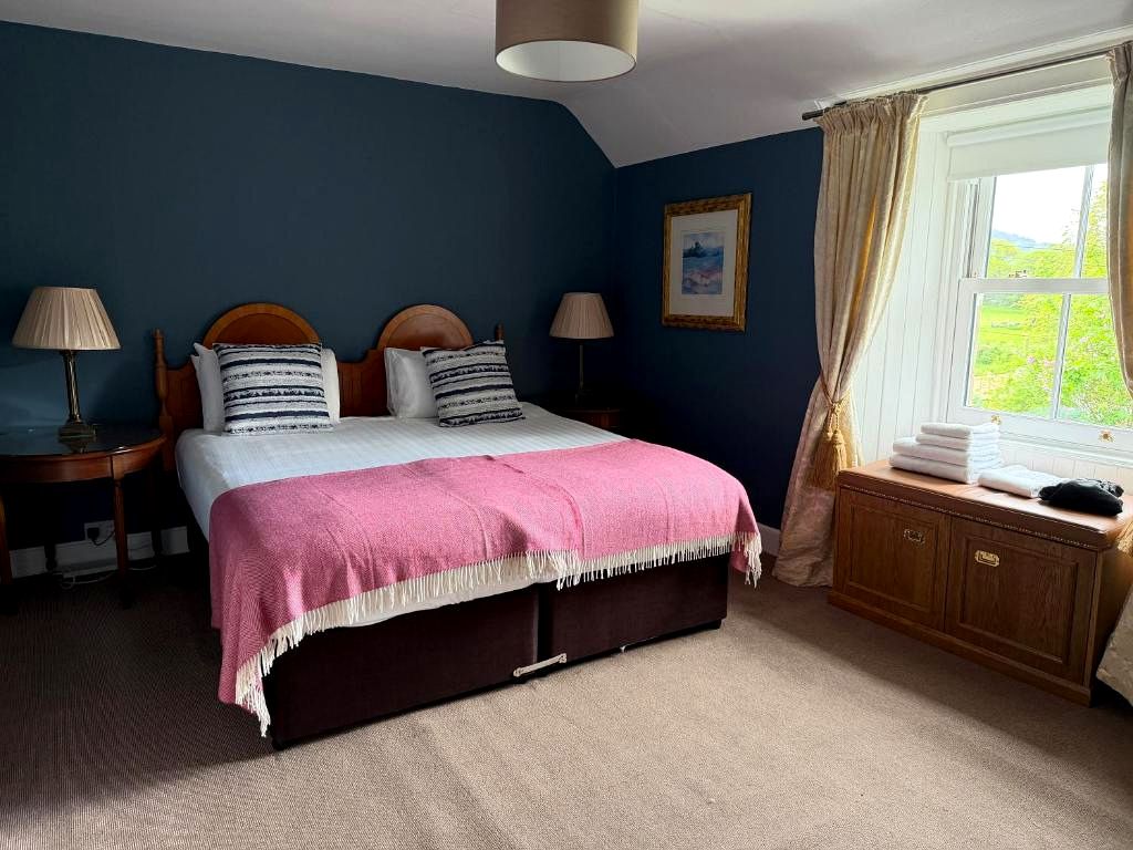3 bedrooms, iron/ironing board, internet, bed sheets