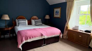 3 bedrooms, iron/ironing board, internet, bed sheets
