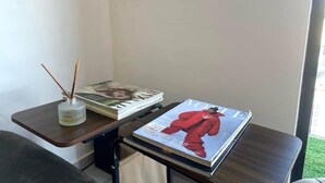Una mesita con una revista y un candelabro.