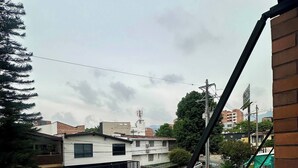 A residential street view with houses, a clear sky, and a power line. - Luxury Duplex Loft  AC  Rooftop Jacuzzi Laureles (Medellín)