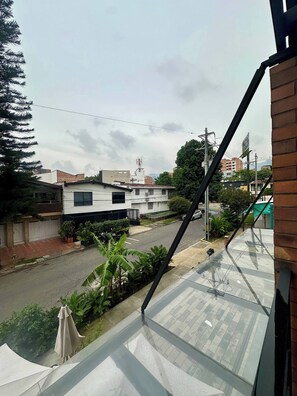 A residential street view with houses, a clear sky, and a power line. - Luxury Duplex Loft  AC  Rooftop Jacuzzi Laureles (Medellín)