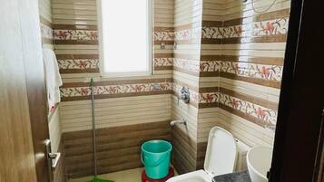 Deluxe-Doppelzimmer | Badezimmer | Dusche, kostenlose Toilettenartikel, Handtücher, Seife