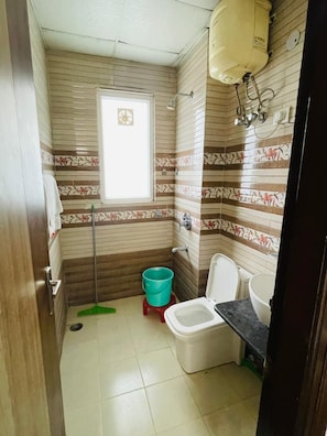 Habitación doble Deluxe | Baño | Regadera, amenidades de baño gratuitas, toallas, jabón