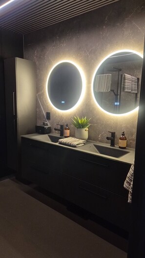 Shower, towels
