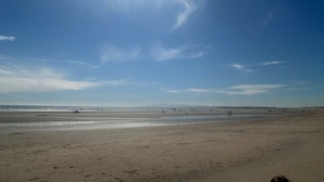 A wide beach with a clear sky and distant mountains. - MKRJ LUXURY PLUS – Sleeps 8 - Pet Friendly - LARGE En-suite- mp619 (Camber)